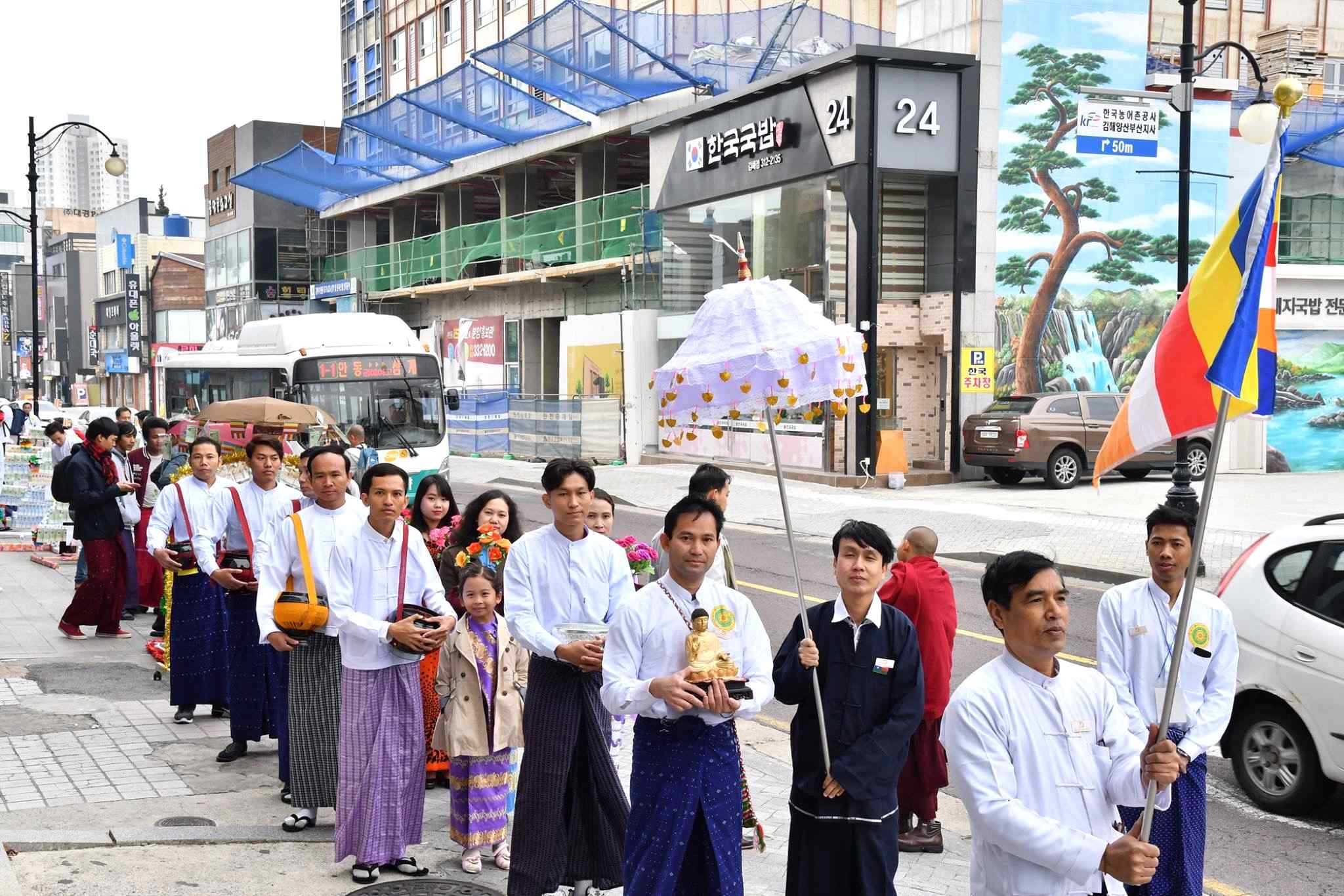 Community solidarity activity in an urban public setting